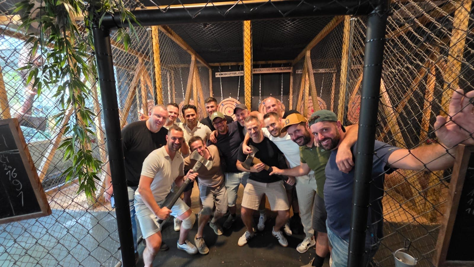Team beim Axtwerfen in Köln